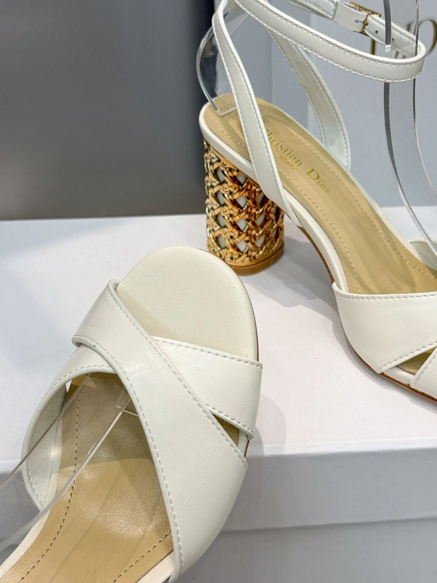 👟👟Ex-factory price 560👟👟 Dior 2024 autumn and winter new Icon series cylindrical heel ankle strap women's shoes CD star same style high-heeled round toe cross strap color matching sandals Material: imported full-grain calfskin upper + water-dyed sheepskin lining feet + Italian genuine leather outsole Heel height: 8.5CM Size: 35-42 Standard code (40.41.42. Customized, non-refundable)